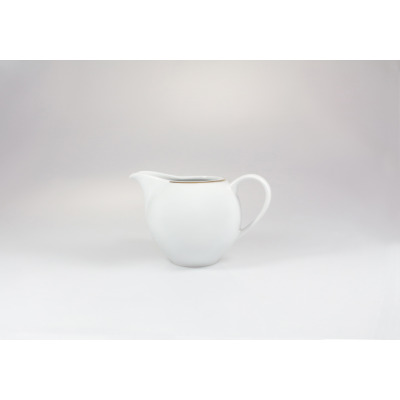 Biały porcelanowy dzbanek do mleczka Waza Modern Złota Linia o pojemności 200 ml. Naczynie o obłym kształcie z delikatnym złotym zdobieniem na krawędzi.