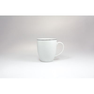 Biały kubek Waza 380 ml z serii Modern Czarna Linia WA-150. Ceramiczne naczynie o minimalistycznym designie z delikatnym, czarnym obrzeżem na górnej krawędzi.