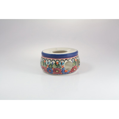 Ceramiczny podgrzewacz Bolesławiec 149AR o średnicy 14,7 cm. Naczynie zdobione tradycyjnym motywem kwiatów i motyli w kolorach niebieskim i czerwonym na białym