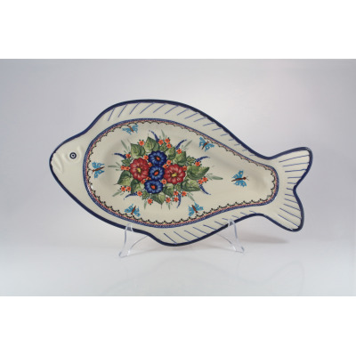 Ceramiczny półmisek ryba Bolesławiec 149AR o wymiarach 25,5 x 44,2 cm. Naczynie zdobi ręcznie malowany motyw kwiatowy z niebieskimi i czerwonymi kwiatami oraz