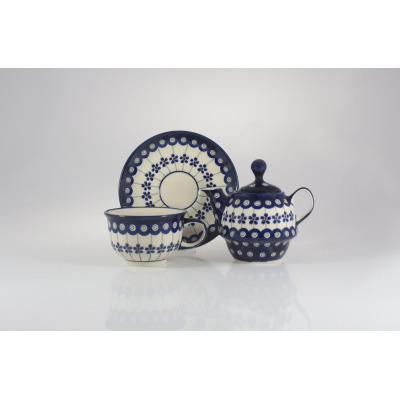 Zestaw do herbaty 300 ml Bolesławiec GU-9006: ceramiczny imbryk i filiżanka ze spodkiem, zdobione charakterystycznym kobaltowym wzorem w kwiaty i kropki.