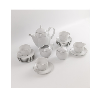 Zestaw kawowy dla 12 osób Classic Carmen WA-91 marki Waza. Biała porcelana z delikatnym wzorem kropek, obejmująca dzbanek, cukiernicę, mlecznik oraz filiżanki.