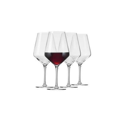 Zestaw czterech kieliszków do wina Avant-garde marki Krosno Glass o pojemności 730 ml. Jeden z nich wypełniony czerwonym winem, wyeksponowany na tle trzech