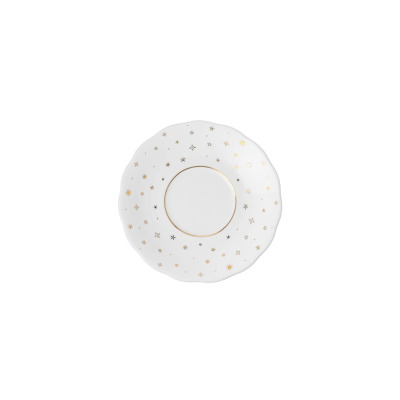 Biały porcelanowy spodek Ćmielów 14 cm z serii Alaska Blask Świąt. Naczynie o falistym brzegu zdobią złote i czarne motywy gwiazdek oraz centralny złoty okrąg.