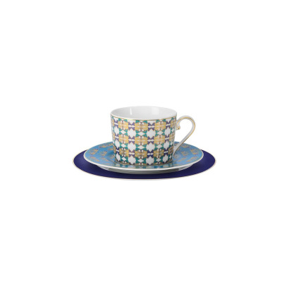 Zestaw do kawy Ćmielów GX05 Jenny Verde składający się z filiżanki i dwóch talerzyków. Porcelana zdobiona geometrycznym wzorem w odcieniach zieleni, złota i
