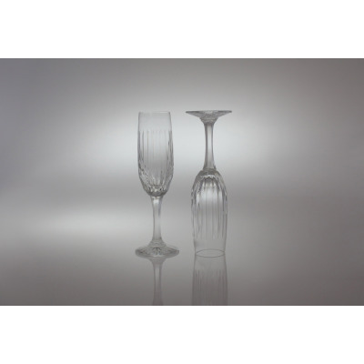 Dwa kryształowe kieliszki do szampana 170 ml marki Zawiercie 1584. Jeden stoi pionowo, drugi odwrócony dnem do góry, ukazując eleganckie szlifowane zdobienia.