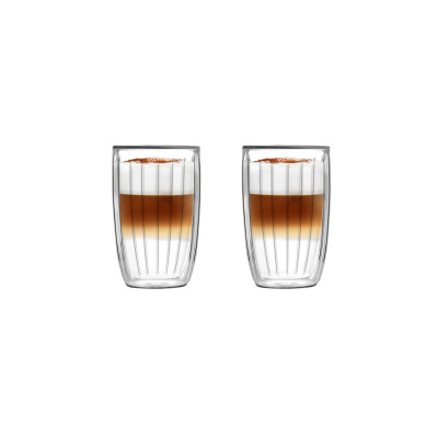 Dwie wysokie szklanki termiczne 350 ml z serii TULIP marki Vialli Design o pionowym żłobieniu, wypełnione warstwowym latte z pianką i posypką, na białym tle.