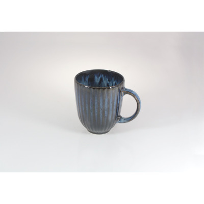 Kamionkowy kubek Lubiana Daisy STONEWARE S006T COSMOS o pojemności 350 ml. Naczynie w kolorze głębokiego granatu z pionowymi żłobieniami i cieniowaną fakturą.