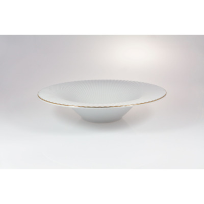 Talerz głęboki do pasty 30 cm Daisy Gold Line marki Lubiana. Białe naczynie z porcelany o szerokim, żebrowanym kołnierzu wykończonym elegancką, złotą linią.