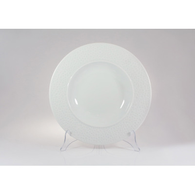 Biały talerz głęboki Lubiana Hammering o średnicy 28,5 cm. Naczynie z porcelany o gładkim dnie i szerokim kołnierzu z charakterystyczną, młotkowaną teksturą.