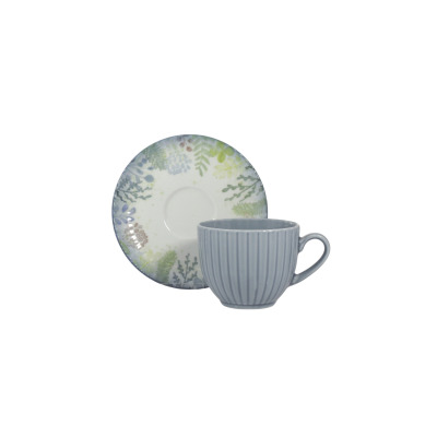 Filiżanka 200 ml ze spodkiem 9144 DAISY Watercolor marki Lubiana. Szary, żebrowany kubek stoi przed spodkiem ozdobionym delikatnym, akwarelowym motywem