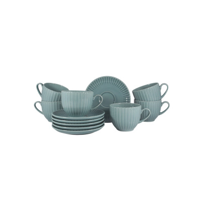 Zestaw 6 filiżanek ze spodkami Lubiana Daisy w kolorze turkusowym. Elegancka porcelana z pionowym żłobkowaniem, ułożona w stosy i wyeksponowana na białym tle.