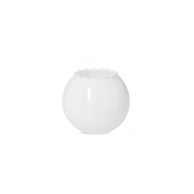 Biały wazon optyk pionowy Krosno Glass o kulistym kształcie i wysokości 15,5 cm. Szklane naczynie z delikatnie pofalowaną krawędzią w minimalistycznym stylu.
