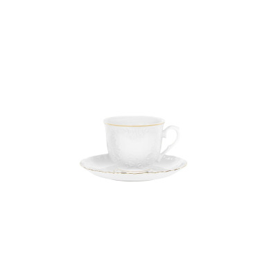Biała filiżanka ze spodkiem Ćmielów Rococo Złoty Pasek. Porcelana z subtelnym tłoczonym wzorem, wykończona elegancką złotą linią na krawędziach. Widok z boku.