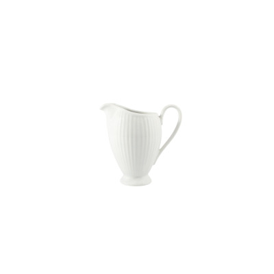 Biały porcelanowy dzbanek na mleczko Dalia C001 marki Chodzież o pojemności 250 ml. Naczynie posiada pionowe żłobienia, elegancką stopkę i profilowany uchwyt.