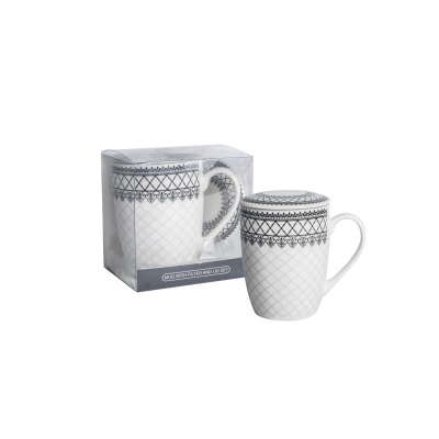 Biały ceramiczny kubek z zaparzaczem i pokrywką CR3-106 marki Kaczyński Sp.J. zdobiony czarnym geometrycznym wzorem. Obok widoczne opakowanie z napisem MUG