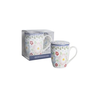 Kubek z zaparzaczem CR3-109 marki Kaczyński Sp.J. w kwiatowy wzór. Obok zapakowany zestaw z pokrywką i filtrem. Na opakowaniu widoczny napis: MUG WITH FILTER