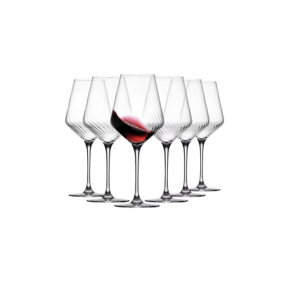 Zestaw sześciu kieliszków do wina Avant-Garde Lumi od Krosno Glass o pojemności 550 ml, z charakterystycznymi żłobieniami na czaszy, jeden z nich wypełniony