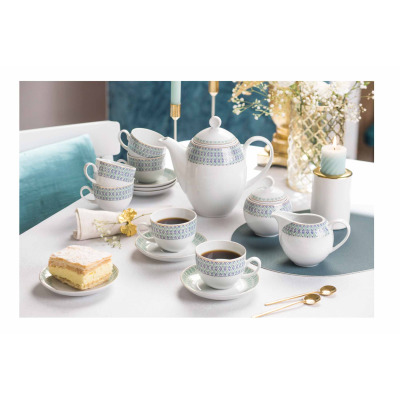 Zestaw kawowy Classic Murano WA-165 marki Waza na 12 osób. Biała porcelana z niebiesko-zielonym geometrycznym wzorem, filiżanki, dzbanek, cukiernica i ciasto