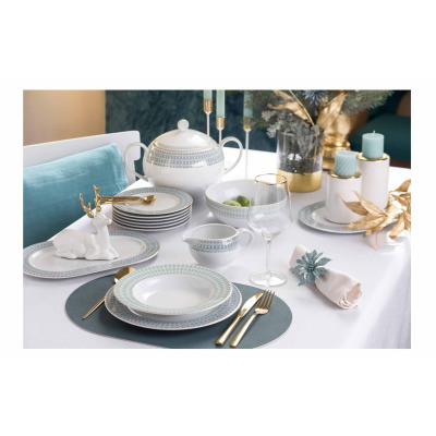 Elegancki zestaw obiadowy Classic Murano WA-165 marki Waza dla 12 osób. Biała porcelana z niebiesko-złotym wzorem, ustawiona na stole z dekoracjami