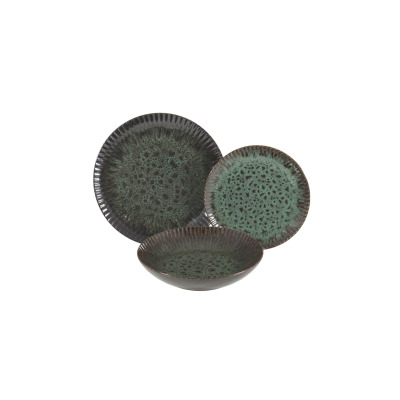 Zestaw talerzy Lubiana STONEWARE S010T Jade: trzy naczynia z kamionki o nieregularnym, zielono-czarnym wzorze i żłobkowanych brzegach, ustawione w kompozycji.