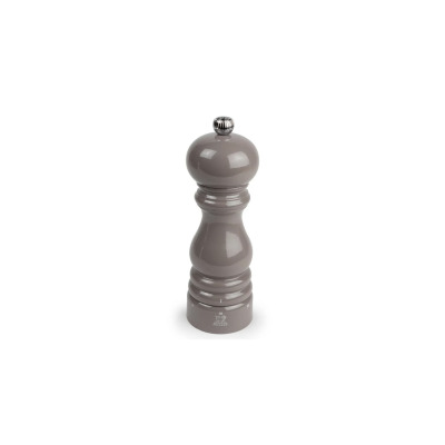 Młynek do pieprzu Peugeot PARISRAMA 18 cm w kolorze taupe grey. Klasyczny drewniany młynek z widocznym logo marki i oznaczeniami grubości mielenia u podstawy.