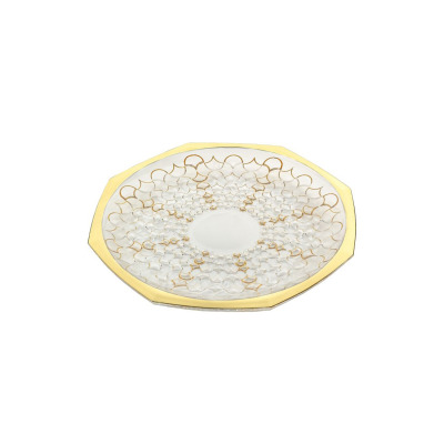 Kryształowy talerz Bohemia ARABESQUE GOLD o średnicy 30 cm z eleganckim, złotym zdobieniem w formie ażurowego wzoru na przezroczystym szkle, widok z góry.