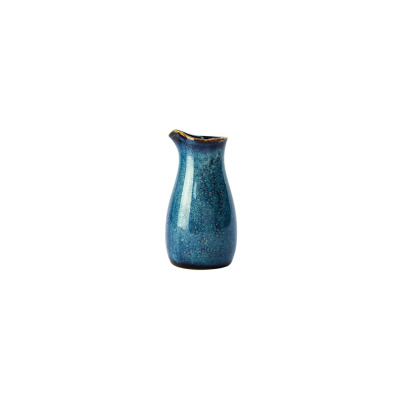 Dzbanek do mleczka Verlo Deep Blue o pojemności 400 ml. Ceramiczne naczynie w głębokim, niebieskim odcieniu z nakrapianą teksturą i brązowym wykończeniem