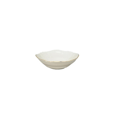 Misa 16 cm Bernadotte Ivory Gold marki Thun. Elegancka salaterka z kremowej porcelany o falistym brzegu ze złotym wykończeniem i delikatnym tłoczonym wzorem.