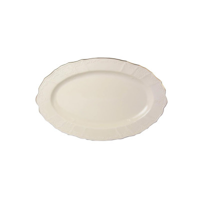 Owalny półmisek Bernadotte Ivory Gold marki Thun o długości 34 cm. Kremowa porcelana z delikatnym reliefem na brzegach i eleganckim, złotym wykończeniem