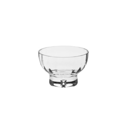 Przezroczysta szklana salaterka z optykiem marki Krosno Glass S.A. o średnicy 18 cm. Naczynie o klasycznym kształcie z grubym dnem, widok z przodu na białym