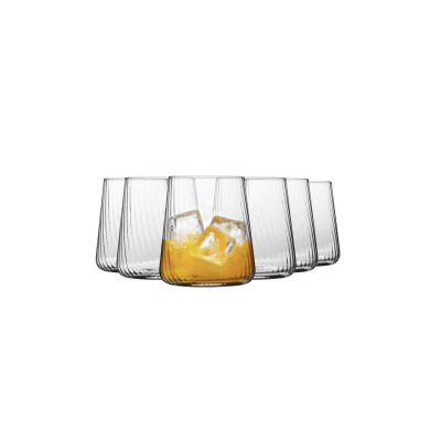 Zestaw sześciu szklanek Avant-Garde Lumi marki Krosno Glass o pojemności 380 ml. Przezroczyste szkło z pionowym żłobieniem, jedna szklanka wypełniona sokiem z