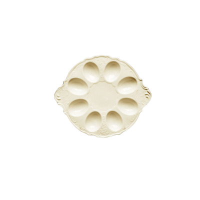 Kremowy talerz na jajka Bernadotte Ivory Gold marki Thun o średnicy 25 cm. Elegancka porcelana z wytłaczanym zdobieniem i ośmioma wgłębieniami, widok z góry.
