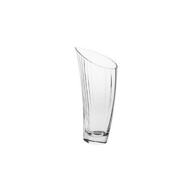 Wazon z ryflowaniem Krosno Glass o wysokości 45 cm. Szklane naczynie o smukłej, asymetrycznej formie z pionowymi żłobieniami, ukazane na białym tle.