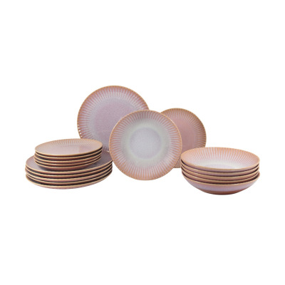 Zestaw talerzy Lubiana STONEWARE S011T Blush dla 6 osób. Komplet 18 naczyń z kamionki w odcieniu różu z gradientem i żłobionym wzorem, ustawionych w stosy.