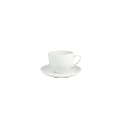 Biała porcelanowa filiżanka 200 ml ze spodkiem z kolekcji Daisy marki Lubiana. Naczynie o klasycznym kształcie z delikatnym, pionowym żłobkowaniem na