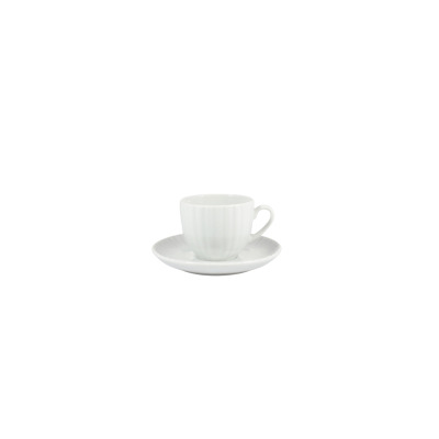 Biała porcelanowa filiżanka 100 ml ze spodkiem Daisy marki Lubiana. Naczynie o subtelnym, żłobkowanym wzorze, ustawione centralnie na białym tle.