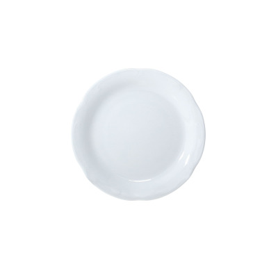 Biały talerz płytki 27 cm z kolekcji Kamelia marki Chodzież. Klasyczna porcelana o gładkiej powierzchni z delikatnie falowanym, dekoracyjnym brzegiem, widok z