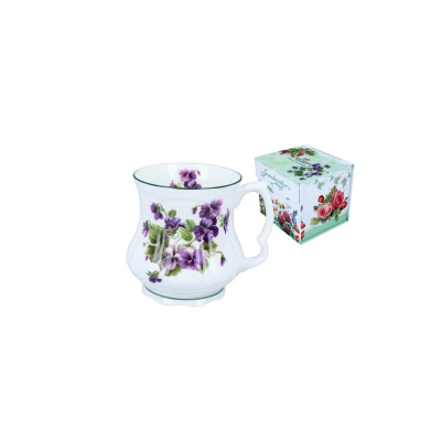 Biały porcelanowy Kubek Babuni Carmani 380 ml z motywem fioletowych bratków, obok ozdobne pudełko z napisem Grandmother's mug i grafiką kwiatów. Widok z boku.