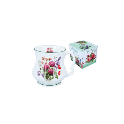 Porcelanowy kubek Babuni marki Carmani o pojemności 380 ml z motywem koniczyny i polnych kwiatów, obok ozdobne pudełko z napisem Grandmother’s mug.