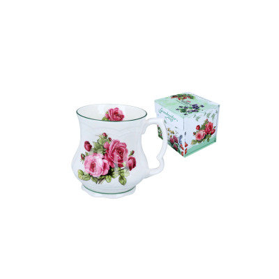 Biały porcelanowy Kubek Babuni Carmani 380 ml z motywem róż i zielonym rantem, obok ozdobne pudełko z napisem Grandmother's mug z kolekcji Albion Pattern.