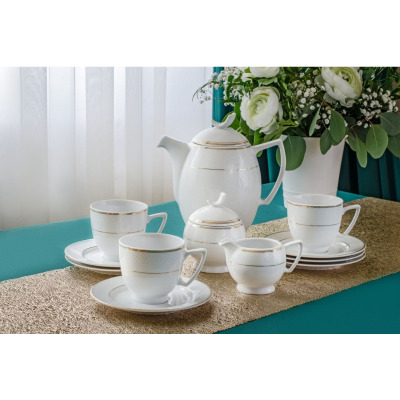 Elegancki zestaw kawowy Gracja WA-151 marki Waza. Biała porcelana ze złotym zdobieniem, obejmująca dzbanek, cukiernicę, mlecznik oraz filiżanki ze spodkami na