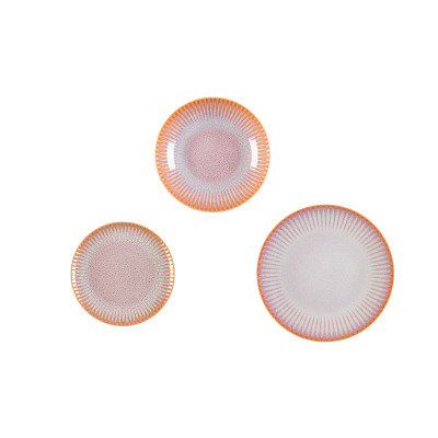 Zestaw talerzy Lubiana STONEWARE S011T Blush. Trzy ceramiczne naczynia w odcieniach różu z charakterystycznym żłobkowanym brzegiem i nakrapianą teksturą.