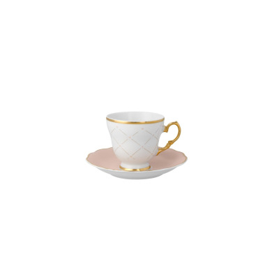 Filiżanka 170 ml ze spodkiem Ćmielów G911 ALASKA Circus Pink. Biała porcelana w delikatną kratkę ze złotym rantem, uchwytem i różowym spodkiem, widok z boku.