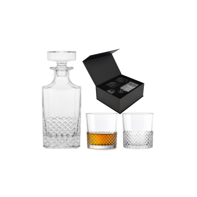 Komplet do whisky 1+2 CRYSTAL od Glasmark. Szklana karafka z korkiem oraz dwie szklanki z ozdobnym szlifem w romby, obok czarne pudełko prezentowe z