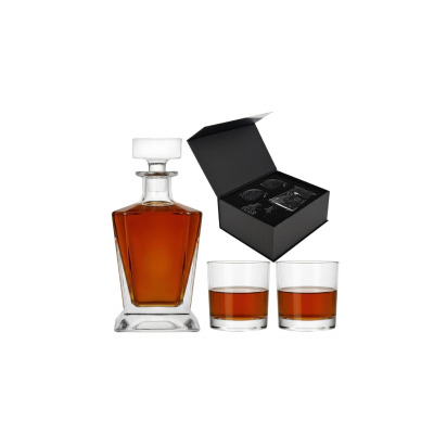 Komplet do whisky 1+2 Imperial od Glasmark: szklana karafka z bursztynowym trunkiem, dwie szklanki oraz eleganckie czarne pudełko prezentowe z akcesoriami.