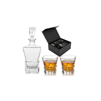 Komplet do whisky ROYAL od Glasmark: szklana karafka z korkiem, dwie szklanki z bursztynowym trunkiem i czarne pudełko prezentowe z akcesoriami do chłodzenia.