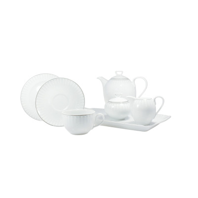 Biały garnitur do kawy Chodzież Yvonne H109. Zestaw porcelanowy z delikatnym tłoczonym wzorem, obejmujący filiżankę, spodki, dzbanek, cukiernicę i mlecznik na