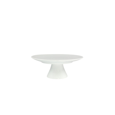 Biała patera na nodze BASE marki Bogucice o średnicy 21,6 cm. Minimalistyczne naczynie z gładkiej porcelany o eleganckim, nowoczesnym kształcie na stabilnej