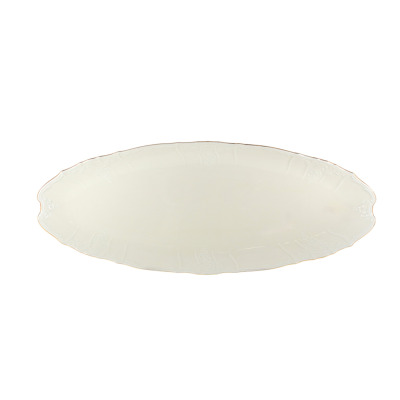 Półmisek na rybę Bernadotte Ivory Gold marki Thun o długości 65 cm. Eleganckie naczynie w kolorze kości słoniowej z delikatnym reliefem i subtelnym złotym